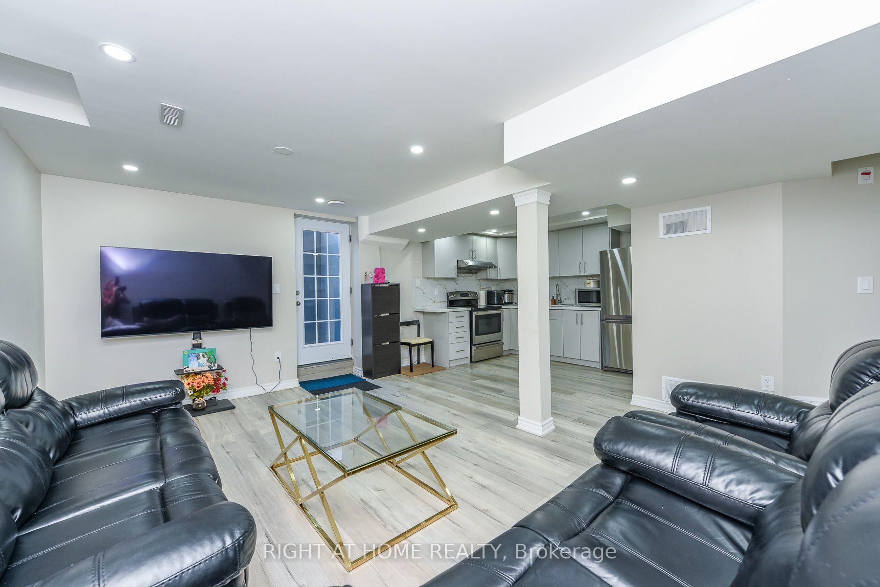 Photo 17 of 63 Pennsylvania Avenue, Brampton, Fletcher's Creek South — HOMEH