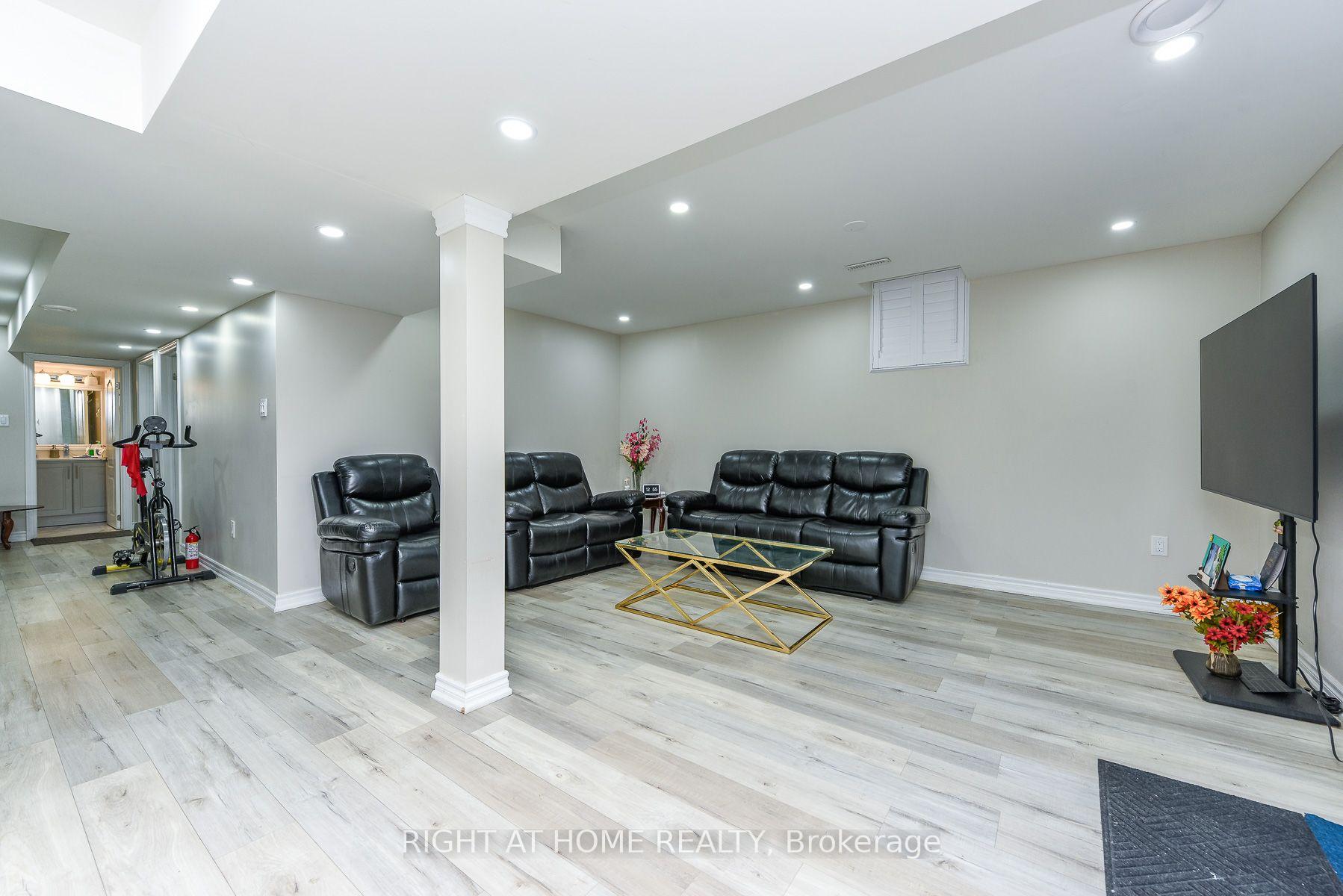 Photo 18 of 63 Pennsylvania Avenue, Brampton, Fletcher's Creek South — HOMEH