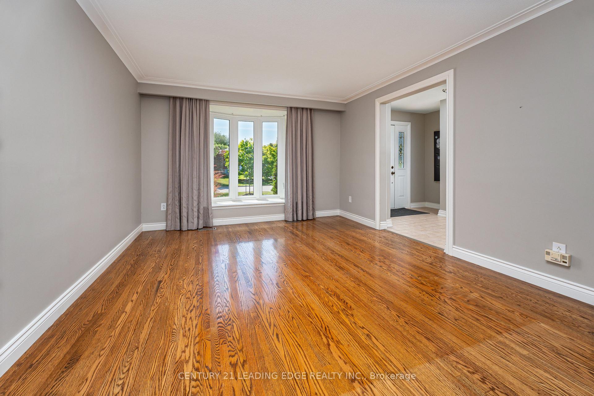 Photo 5 of 120 Sherwood Forest Drive, Markham, Bullock — HOMEH