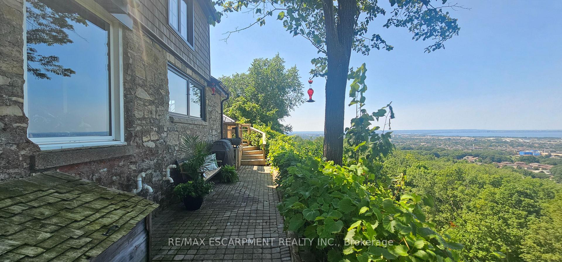 Photo 5 of 665 Ridge Road, Hamilton, Rural Stoney Creek — HOMEH
