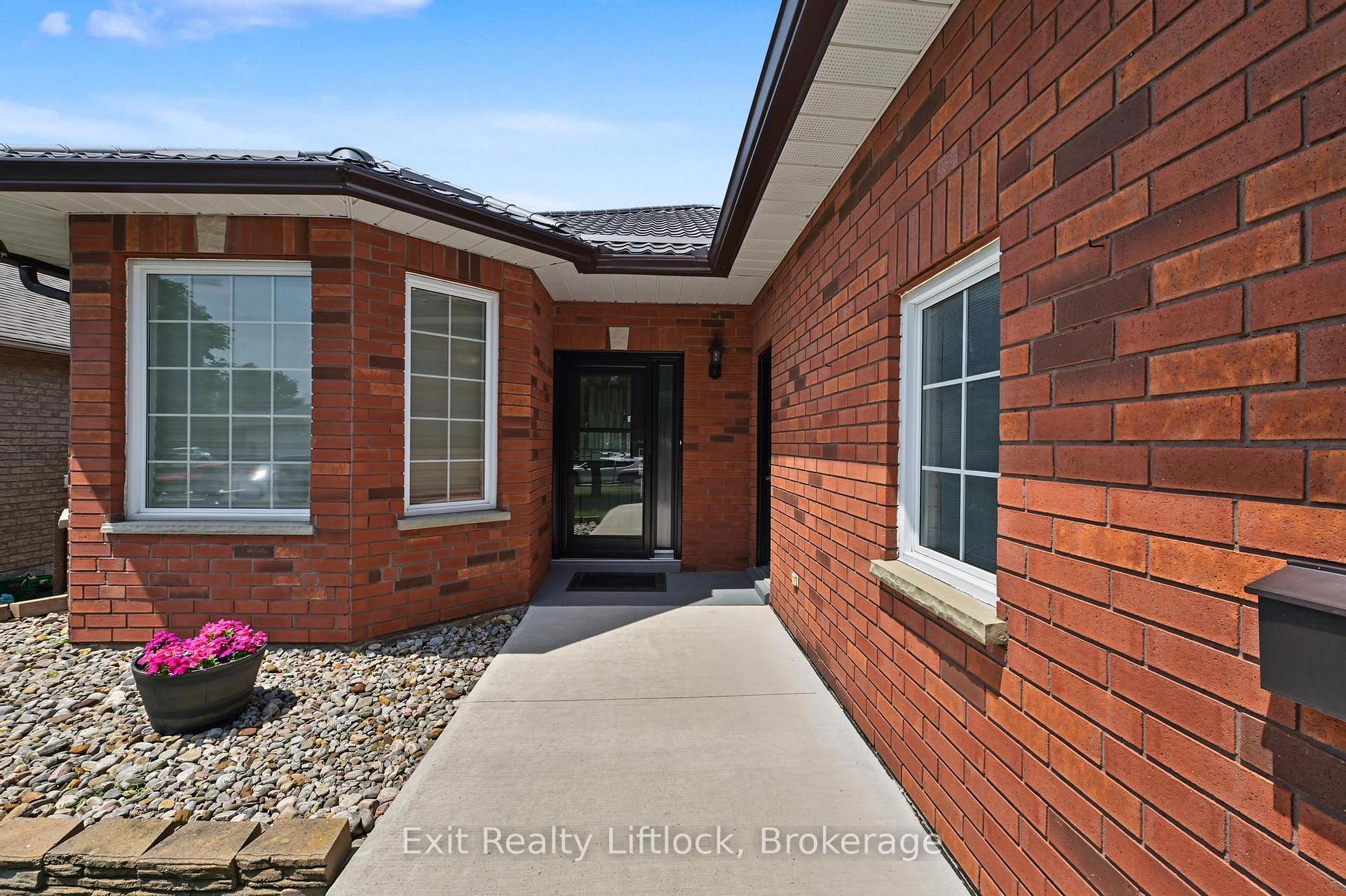 Photo 3 of 2522 Marsdale Drive, Peterborough, Ashburnham Ward 4 — HOMEH