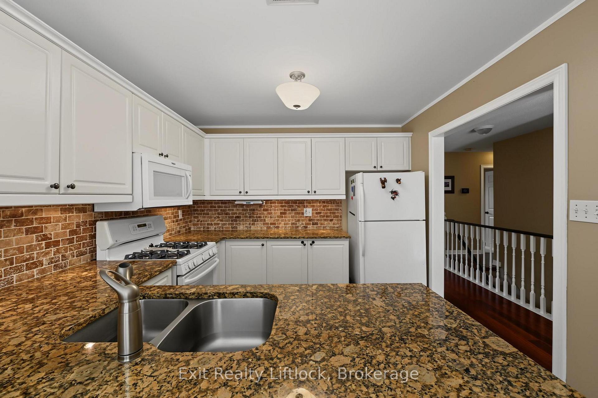 Photo 9 of 2522 Marsdale Drive, Peterborough, Ashburnham Ward 4 — HOMEH