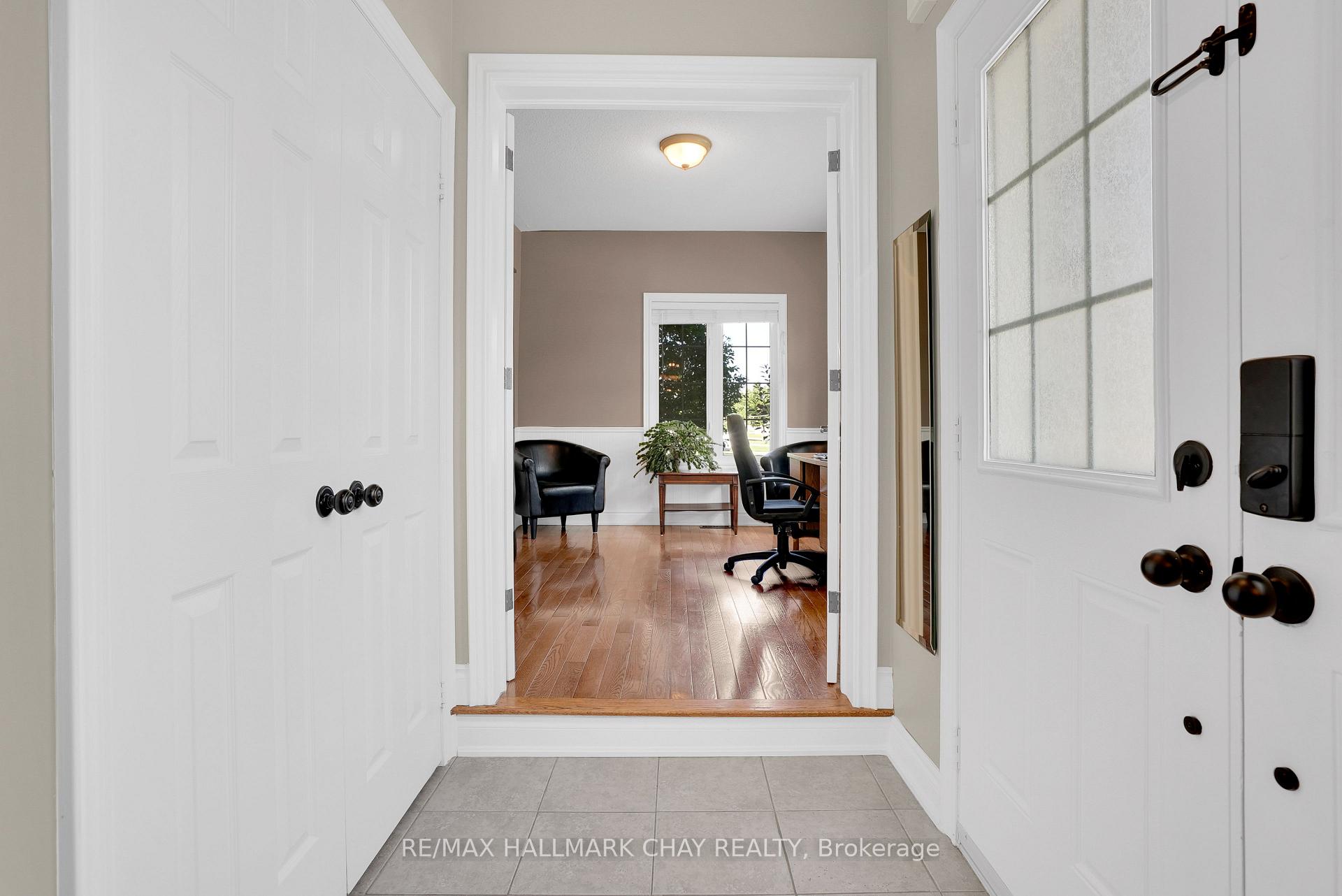 Photo 3 of 2 Versailles Crescent, Barrie, Innis-Shore — HOMEH