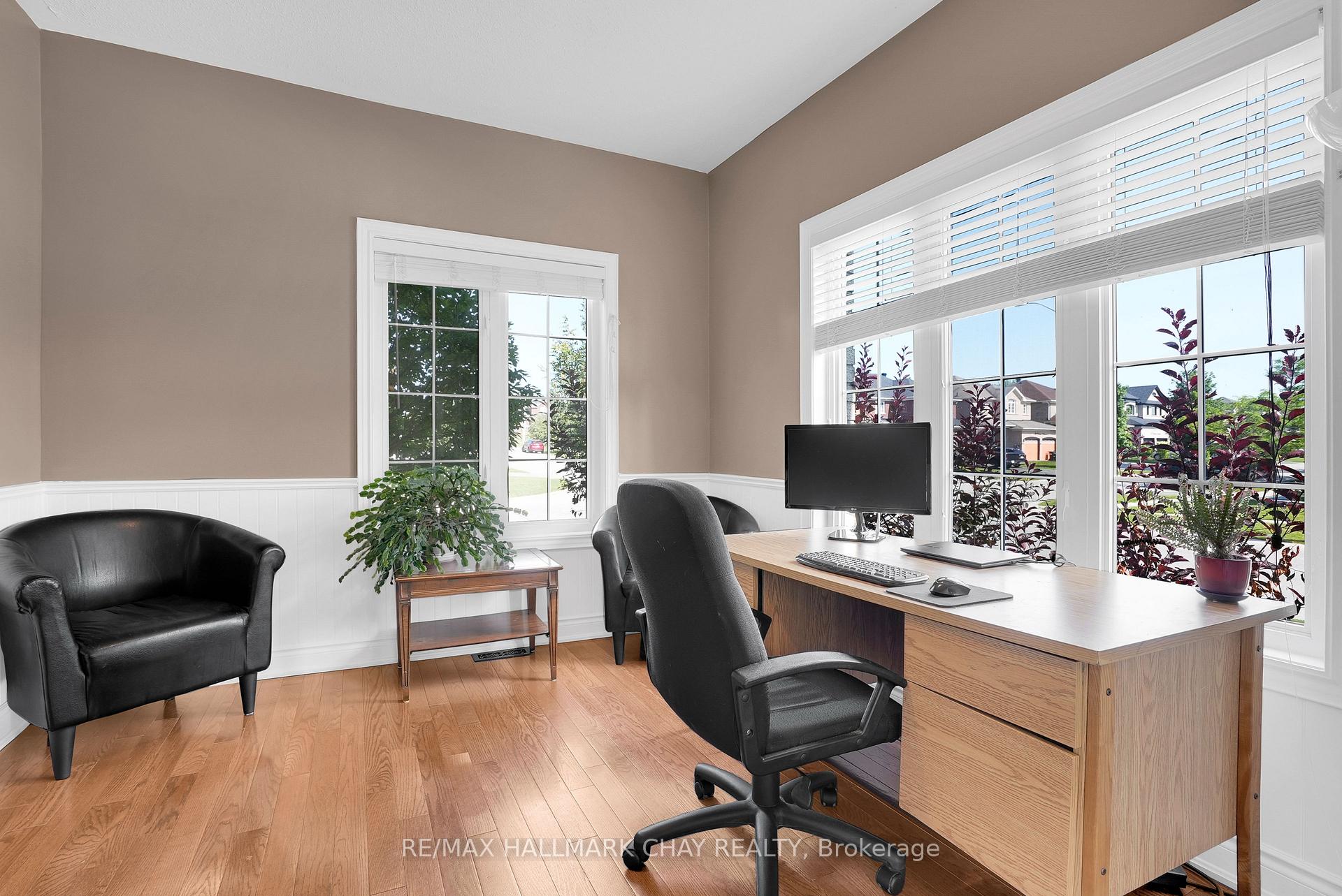 Photo 4 of 2 Versailles Crescent, Barrie, Innis-Shore — HOMEH