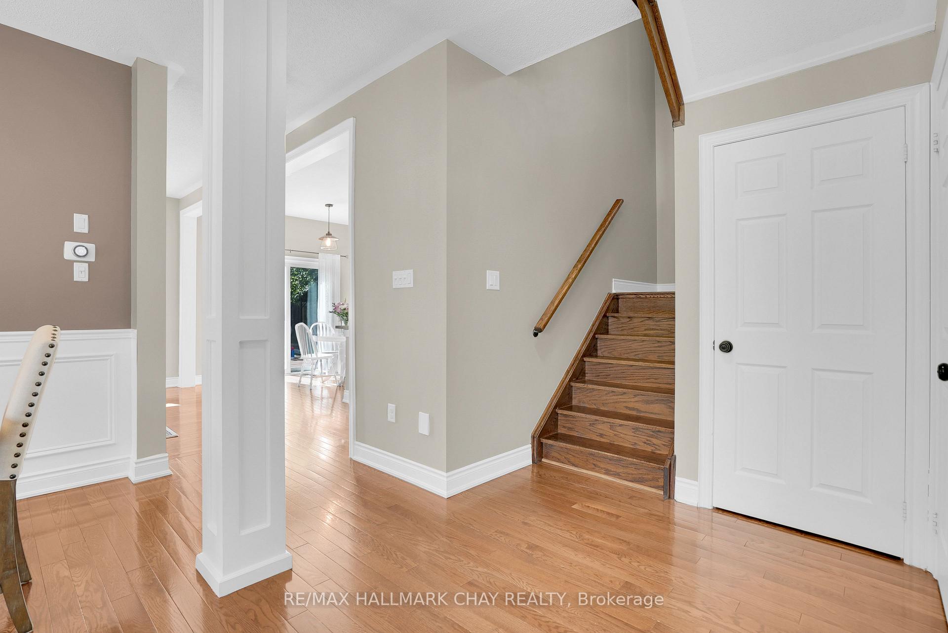 Photo 5 of 2 Versailles Crescent, Barrie, Innis-Shore — HOMEH