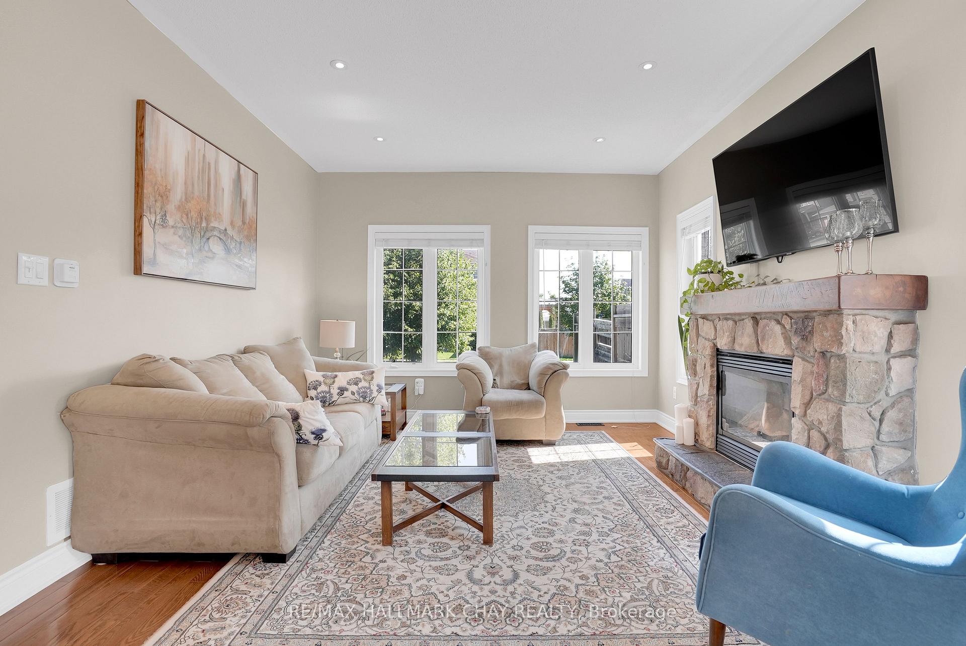 Photo 6 of 2 Versailles Crescent, Barrie, Innis-Shore — HOMEH