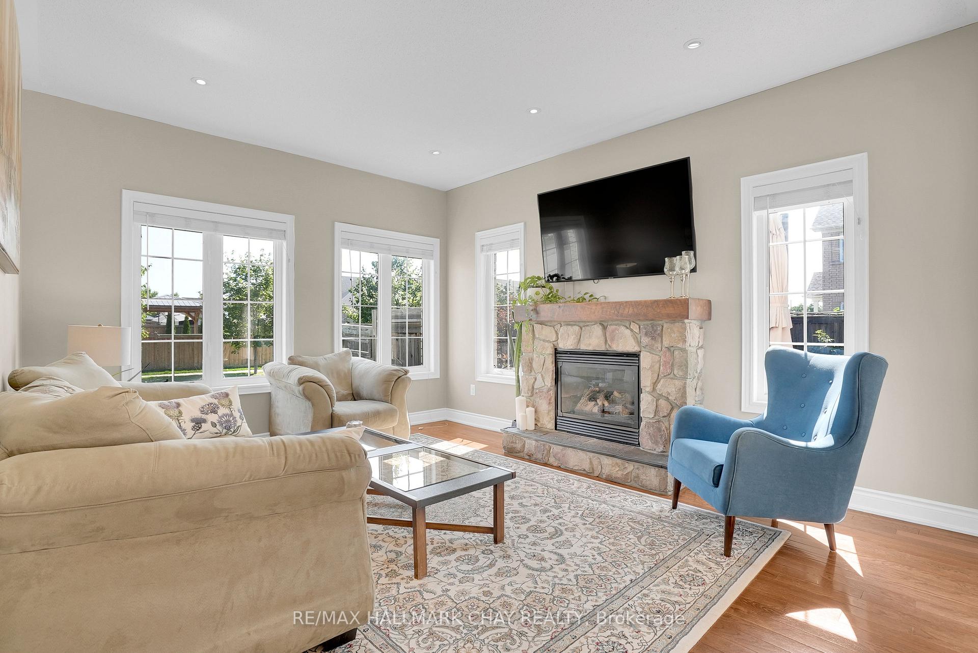 Photo 7 of 2 Versailles Crescent, Barrie, Innis-Shore — HOMEH