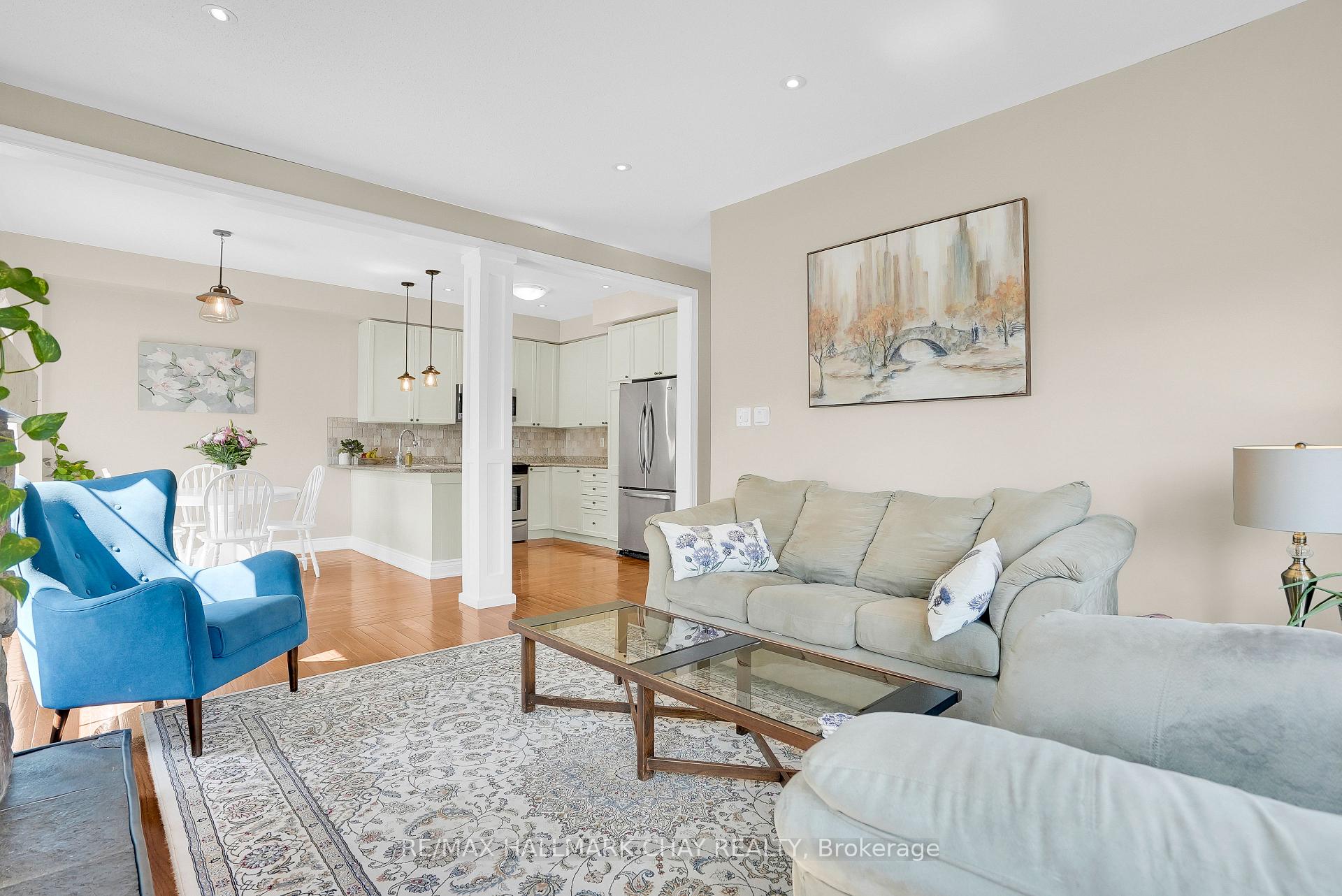Photo 8 of 2 Versailles Crescent, Barrie, Innis-Shore — HOMEH