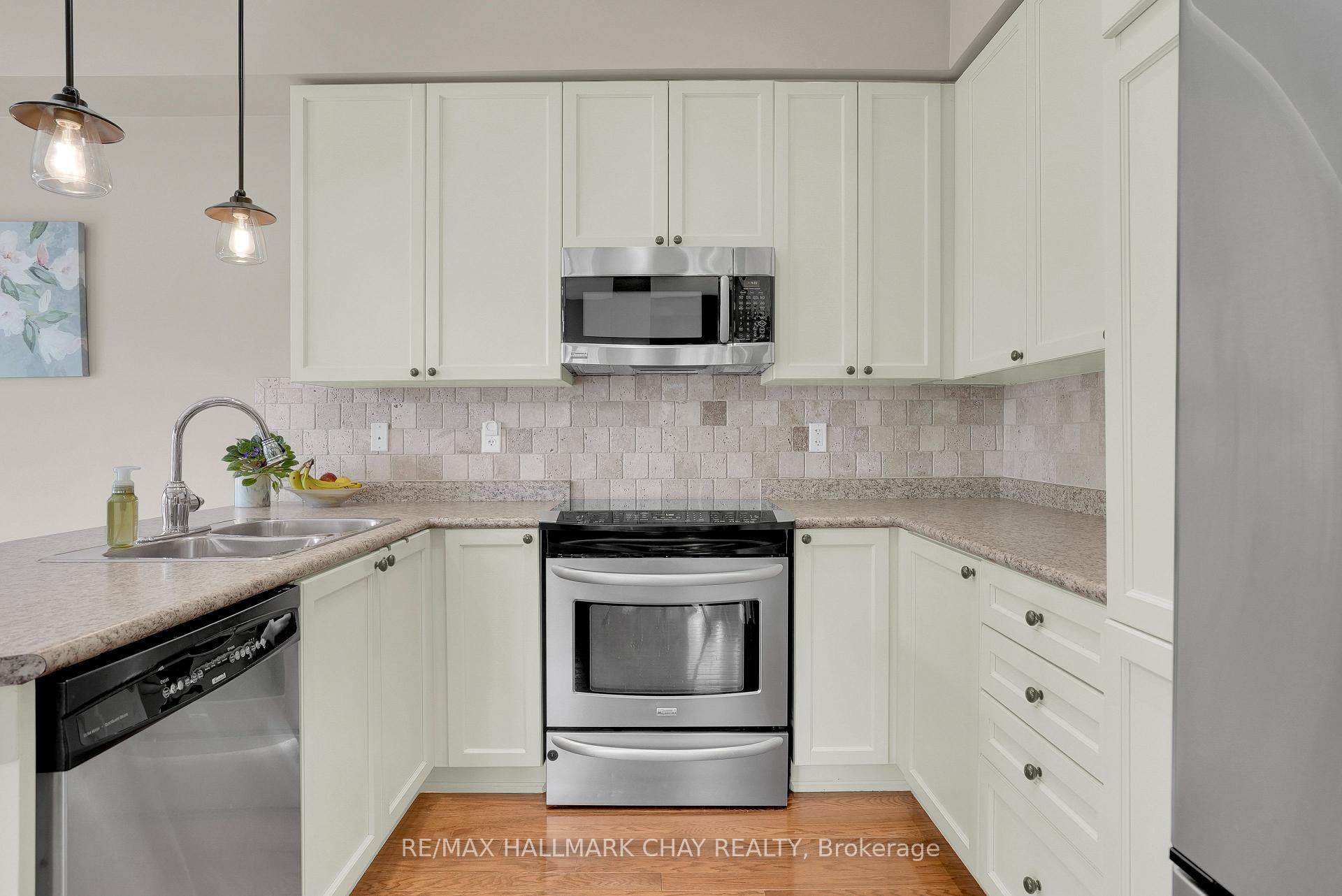 Photo 9 of 2 Versailles Crescent, Barrie, Innis-Shore — HOMEH