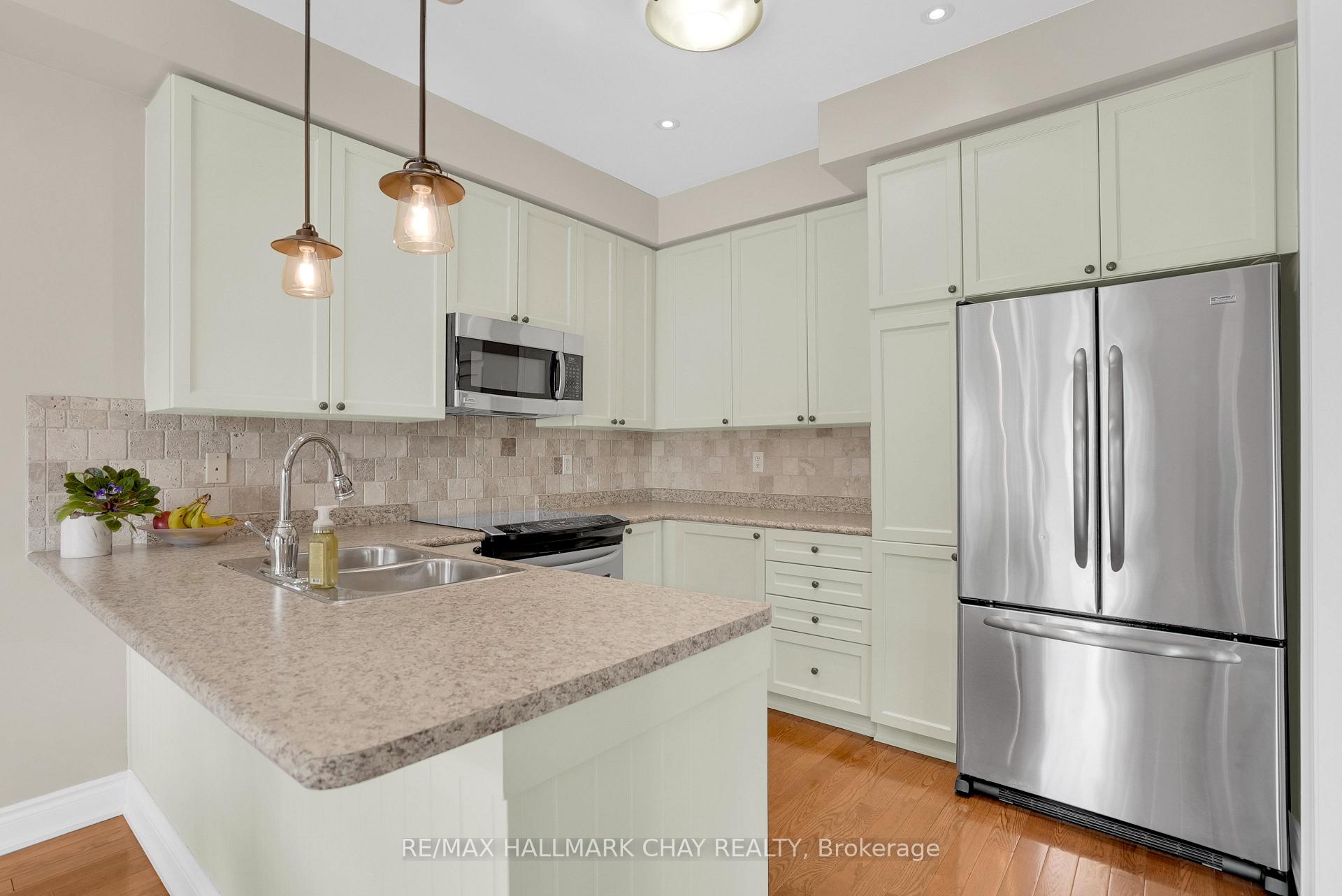 Photo 10 of 2 Versailles Crescent, Barrie, Innis-Shore — HOMEH