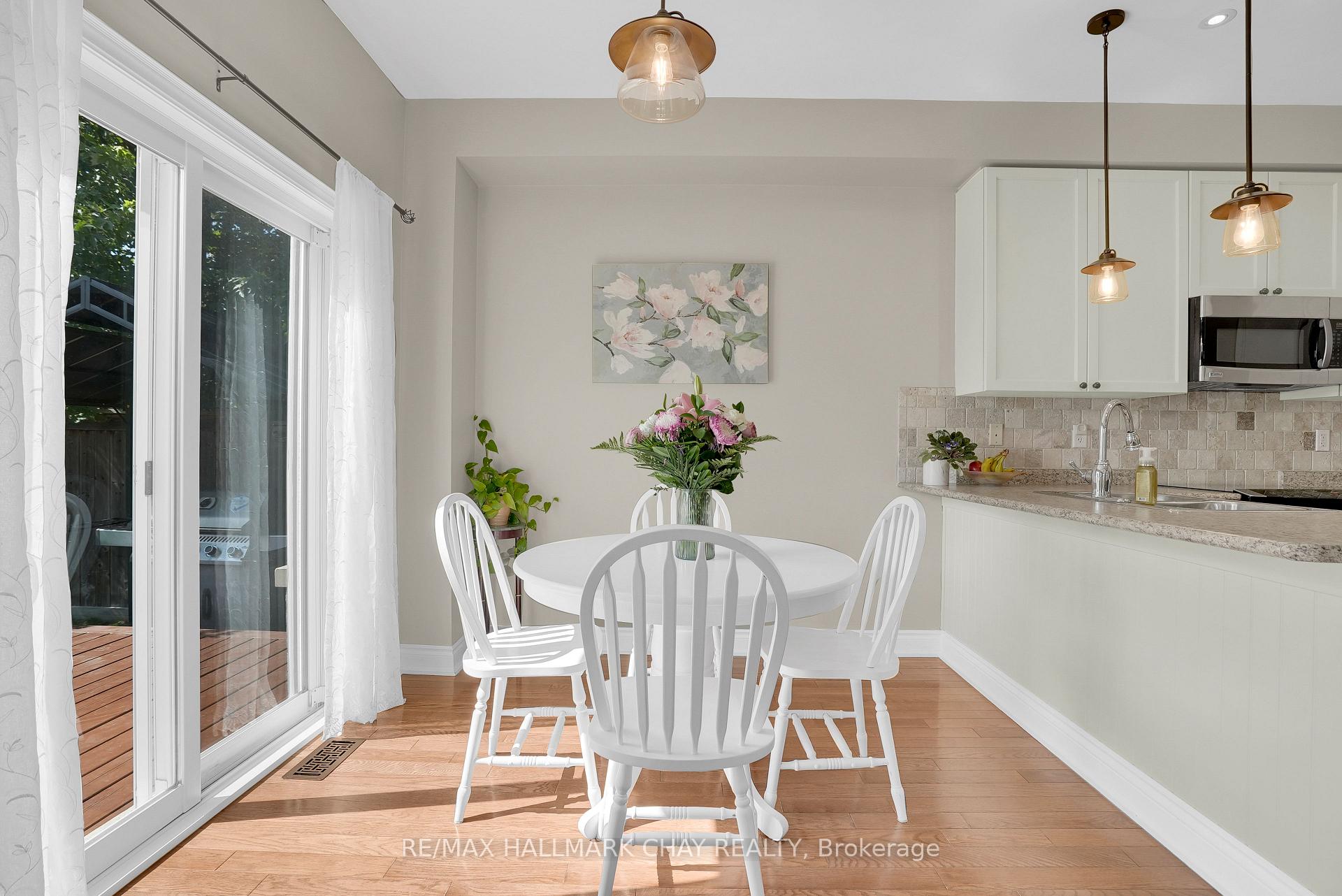 Photo 11 of 2 Versailles Crescent, Barrie, Innis-Shore — HOMEH