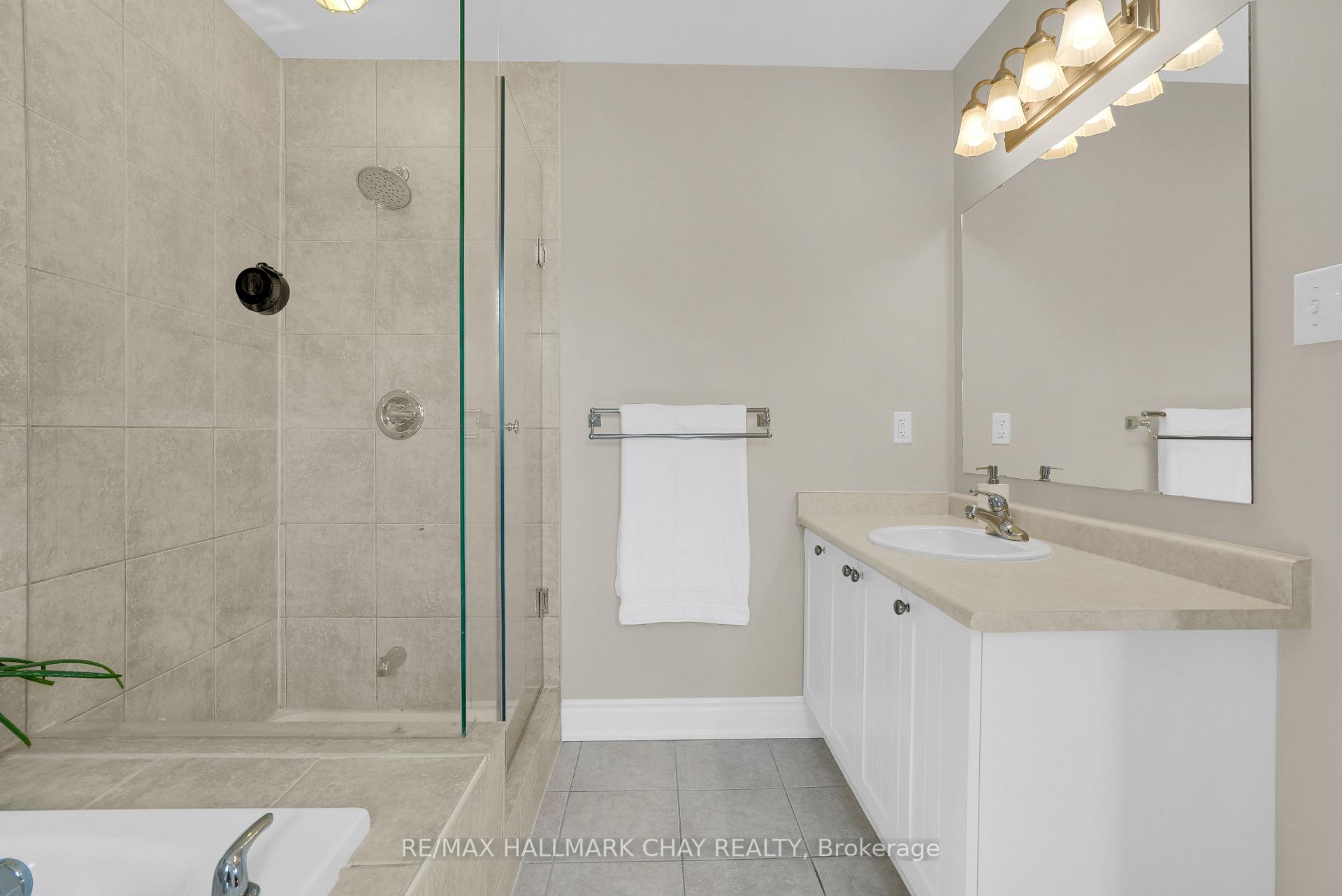 Photo 16 of 2 Versailles Crescent, Barrie, Innis-Shore — HOMEH