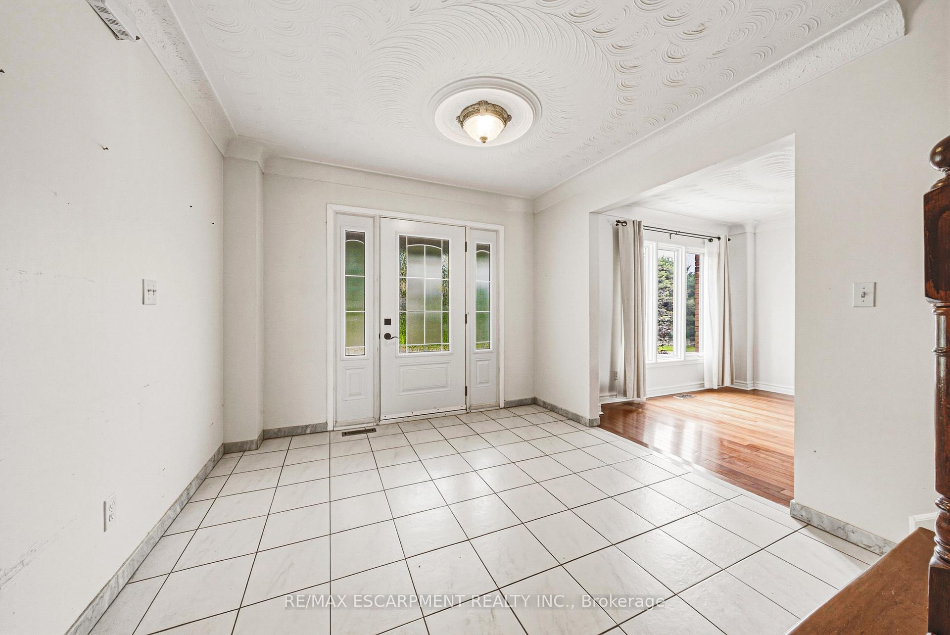Photo 4 of 21 Moss Boulevard, Hamilton, Dundas — HOMEH