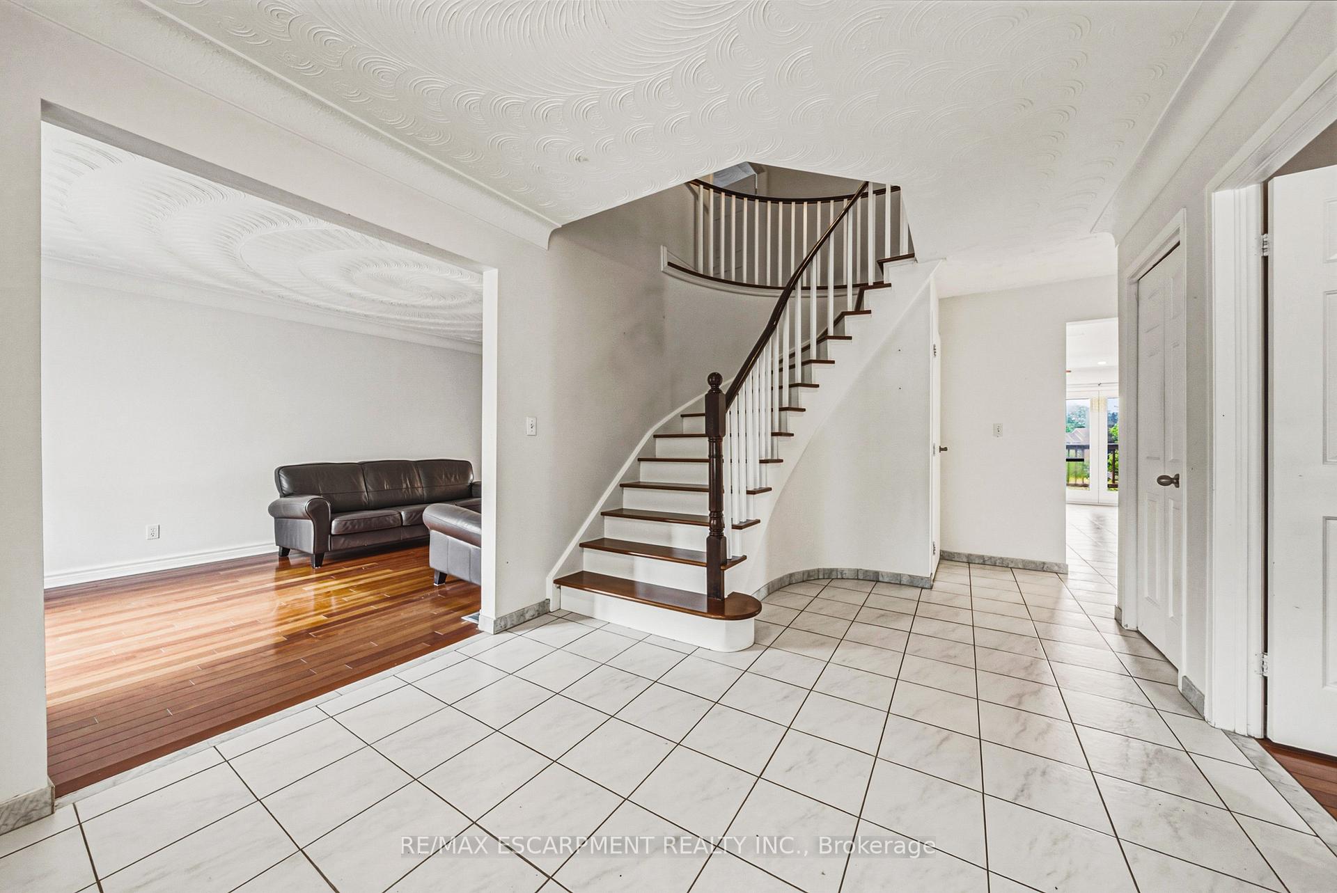 Photo 5 of 21 Moss Boulevard, Hamilton, Dundas — HOMEH