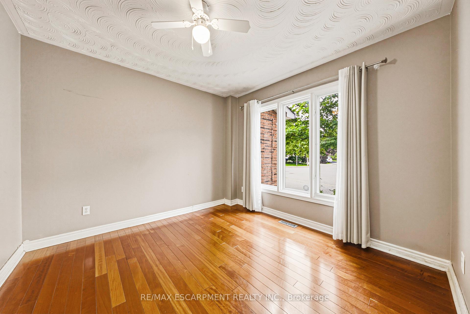 Photo 15 of 21 Moss Boulevard, Hamilton, Dundas — HOMEH