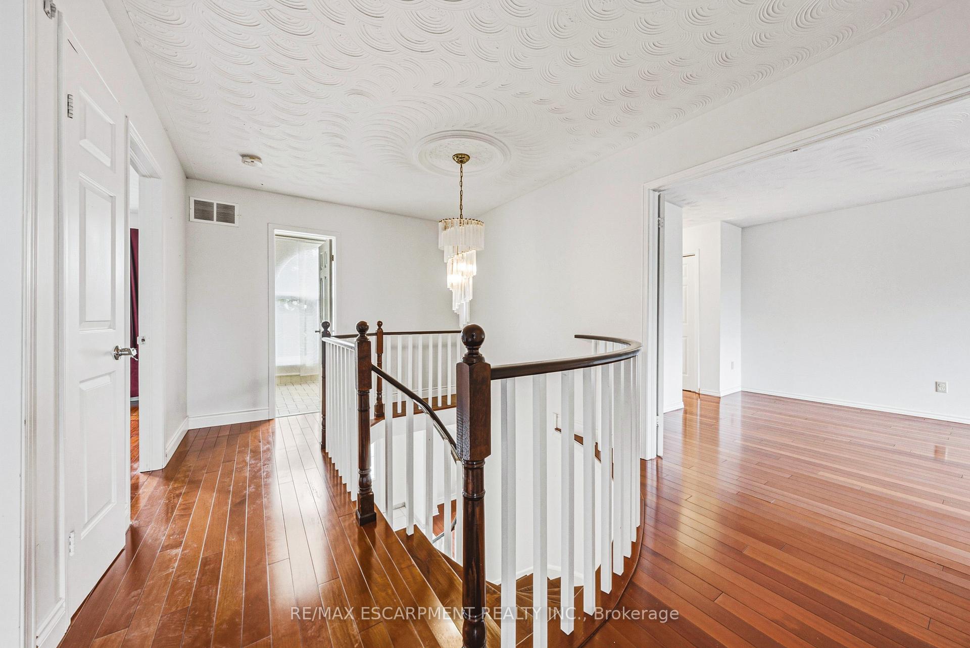 Photo 18 of 21 Moss Boulevard, Hamilton, Dundas — HOMEH