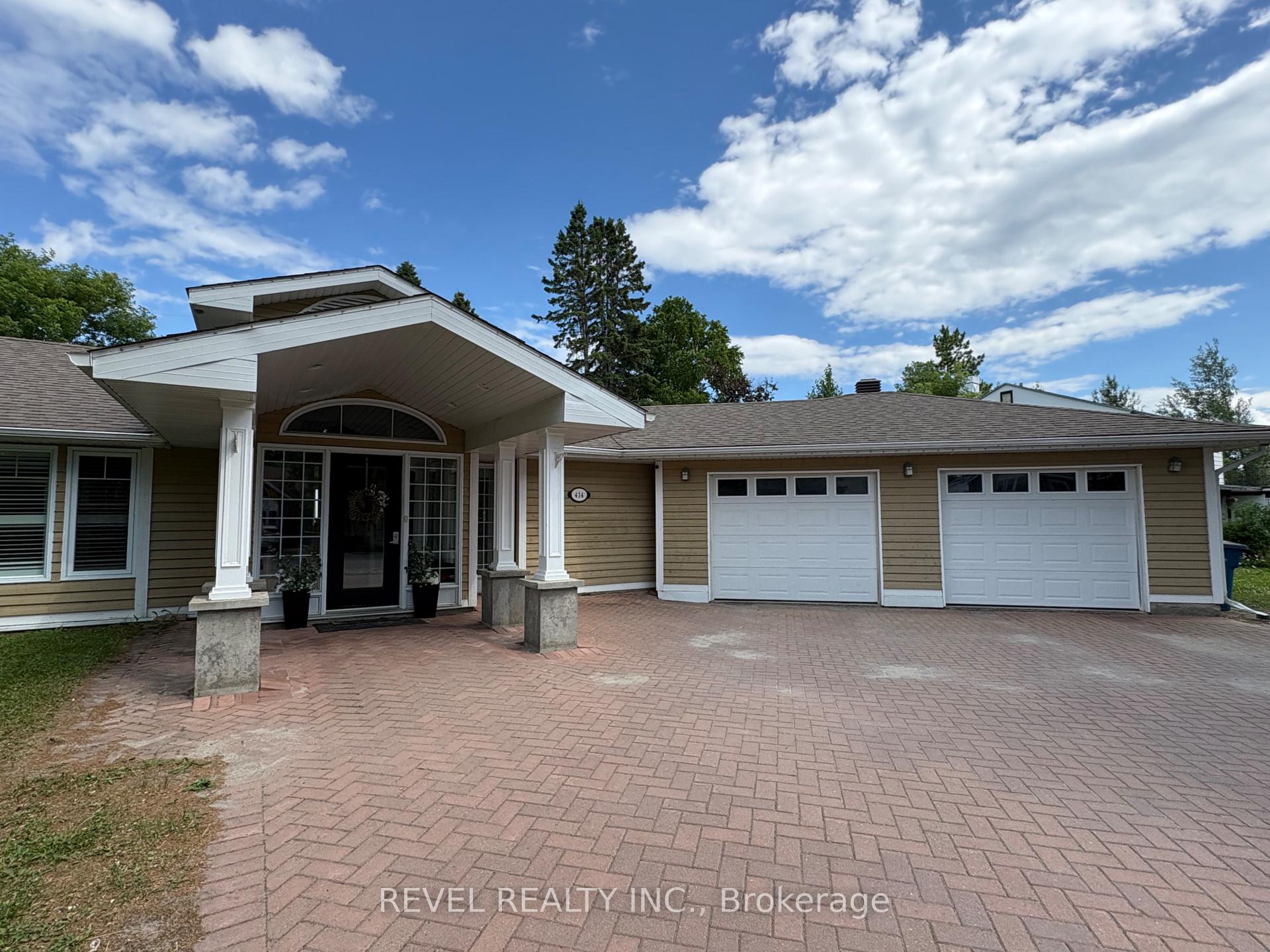 Photo 3 of 414 Ninth Avenue, Cochrane — HOMEH