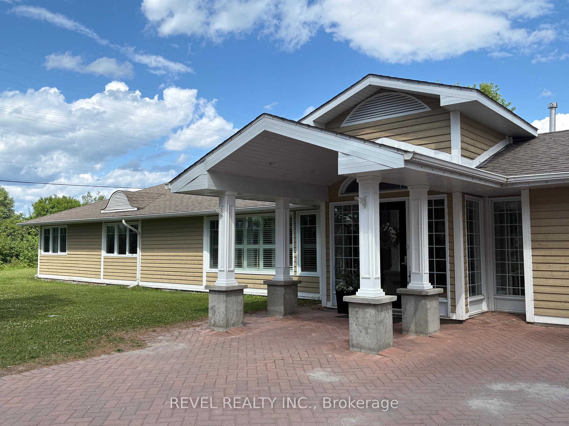 Photo 4 of 414 Ninth Avenue, Cochrane — HOMEH