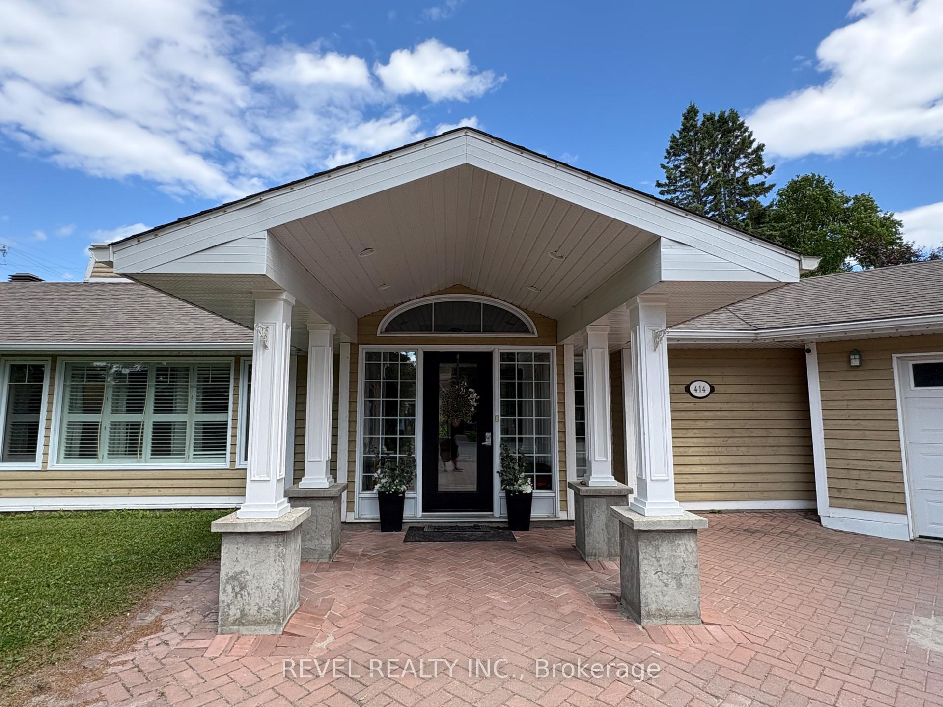 Photo 5 of 414 Ninth Avenue, Cochrane — HOMEH