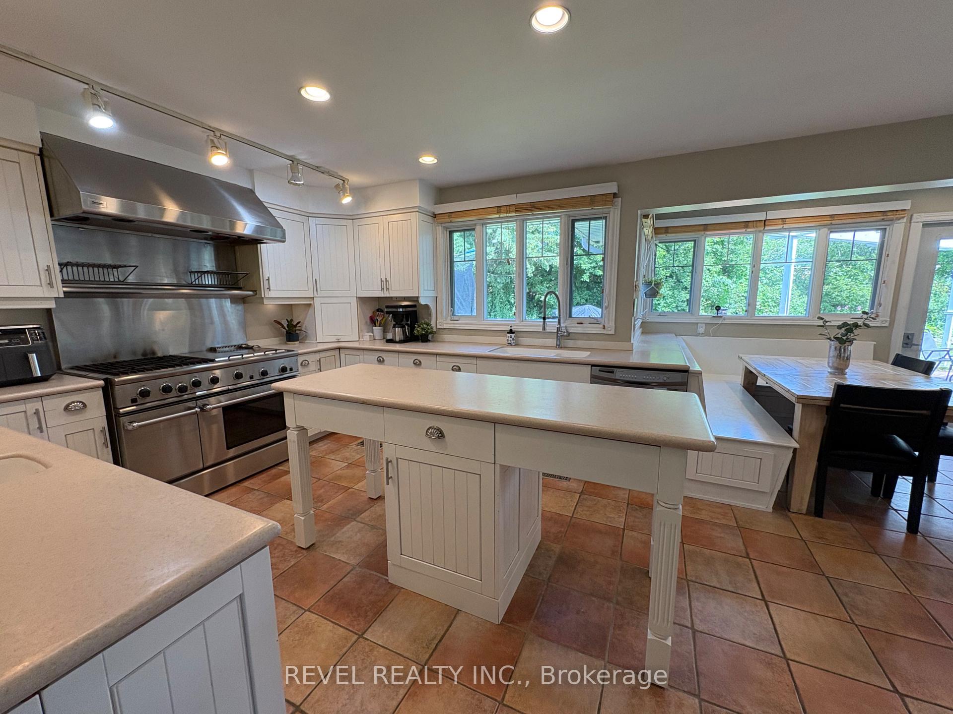 Photo 10 of 414 Ninth Avenue, Cochrane — HOMEH