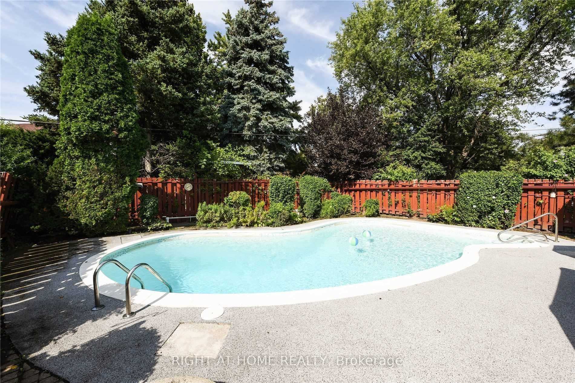 Photo 2 of 21 Mitre Place, Etobicoke, Kingsview Village-The Westway — HOMEH