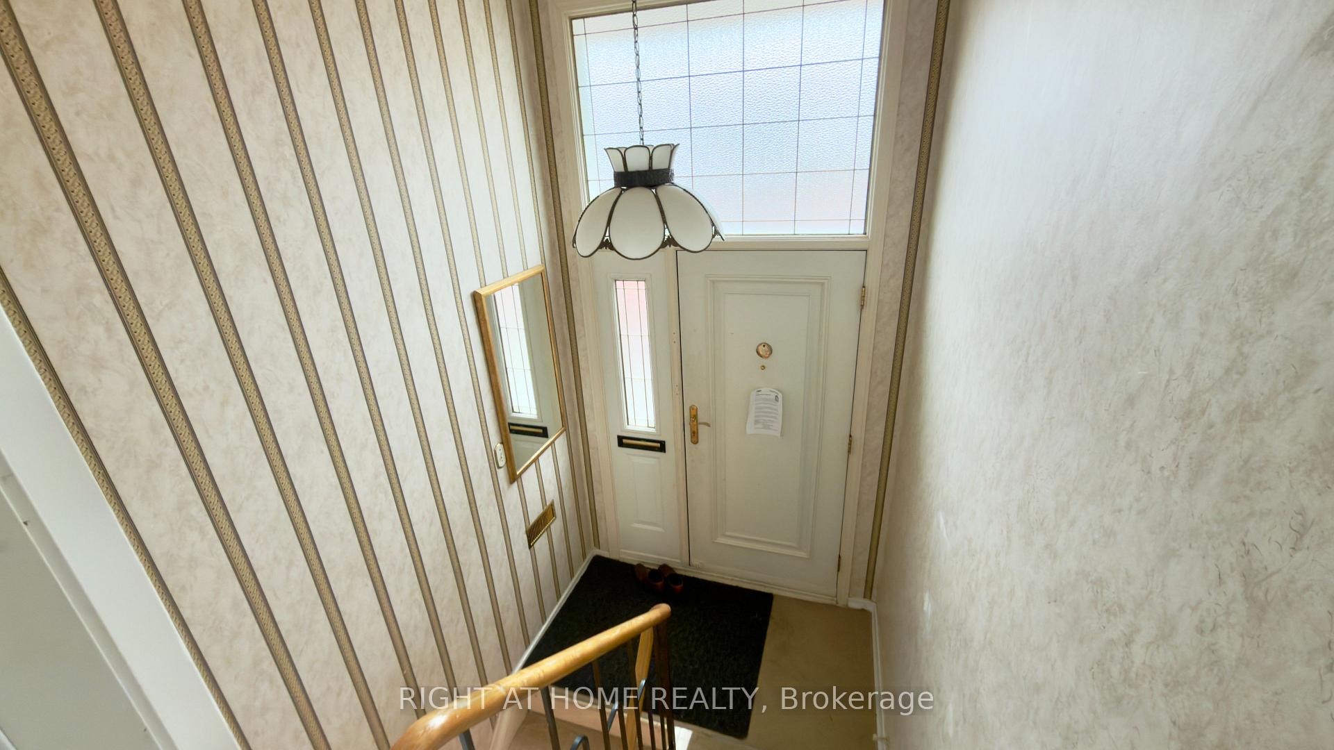 Photo 5 of 21 Mitre Place, Etobicoke, Kingsview Village-The Westway — HOMEH