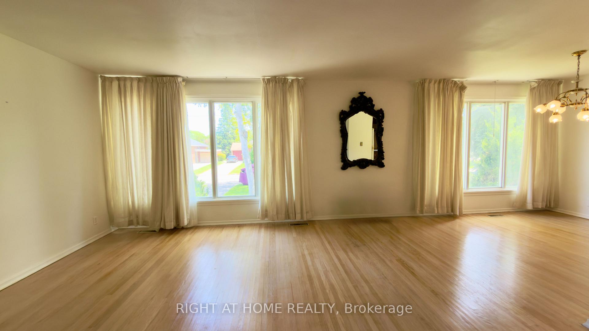 Photo 9 of 21 Mitre Place, Etobicoke, Kingsview Village-The Westway — HOMEH