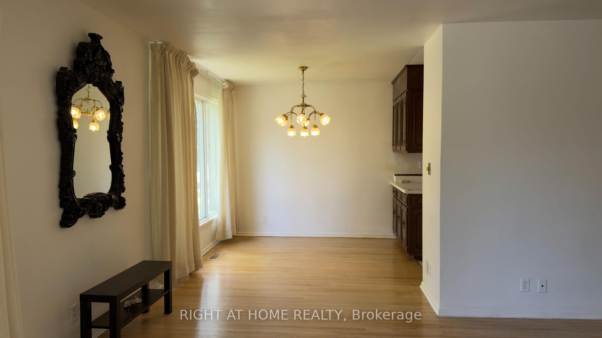 Photo 10 of 21 Mitre Place, Etobicoke, Kingsview Village-The Westway — HOMEH