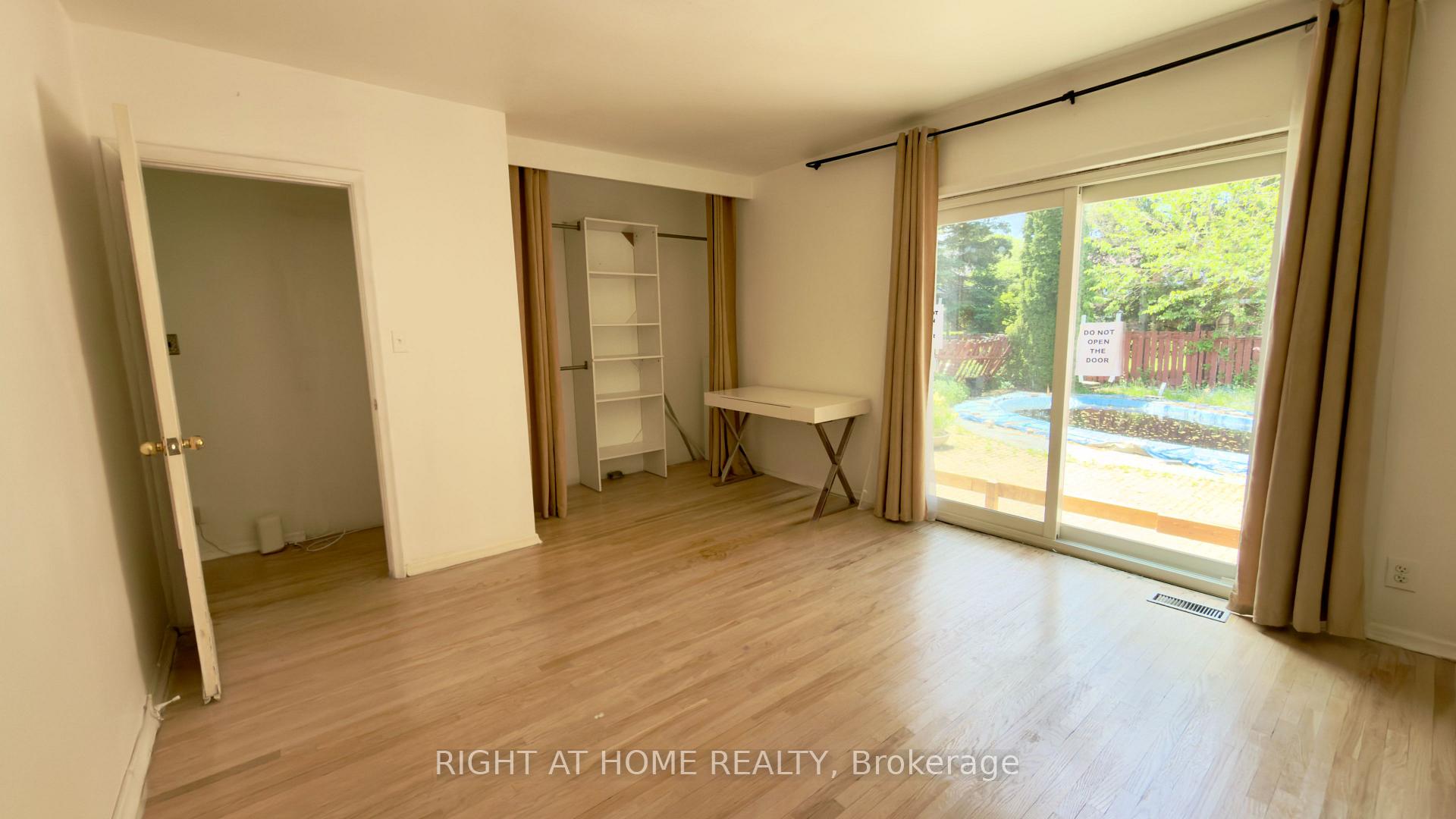 Photo 12 of 21 Mitre Place, Etobicoke, Kingsview Village-The Westway — HOMEH