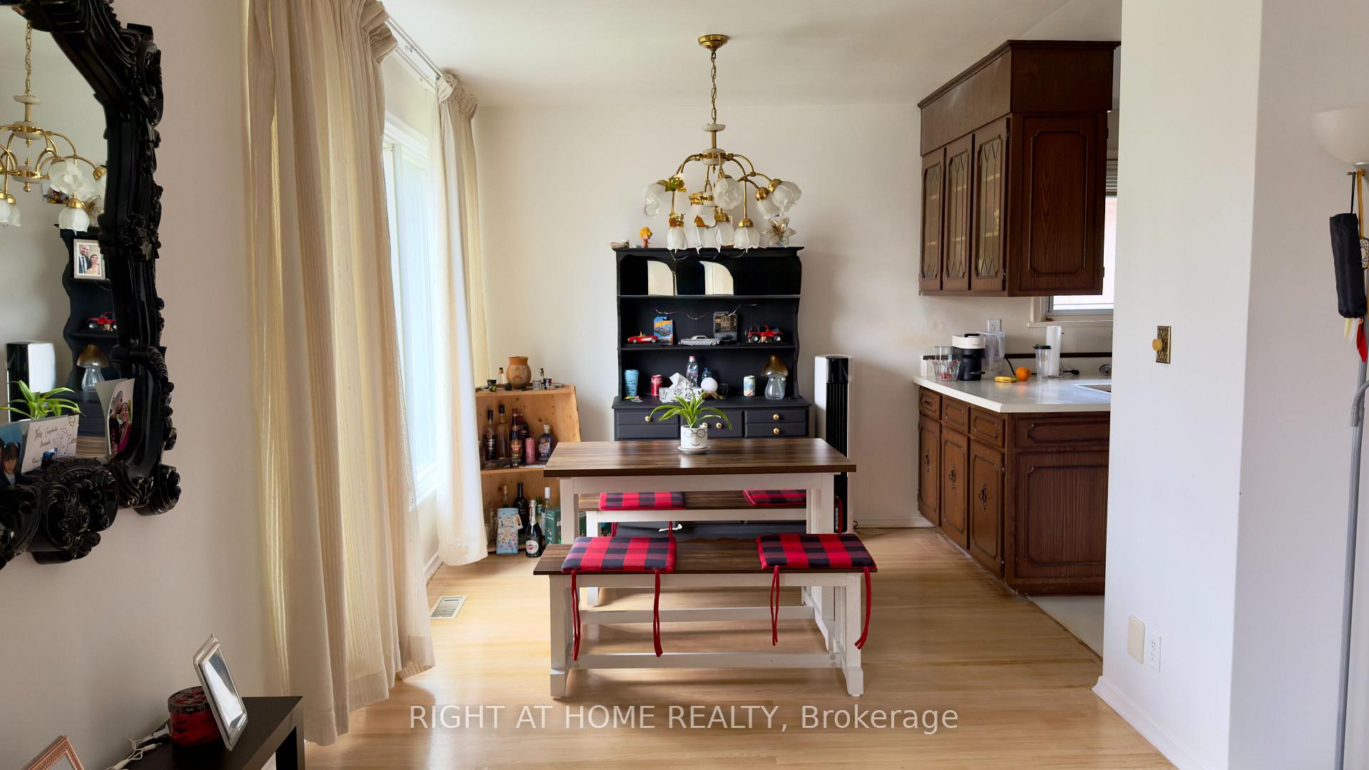 Photo 14 of 21 Mitre Place, Etobicoke, Kingsview Village-The Westway — HOMEH