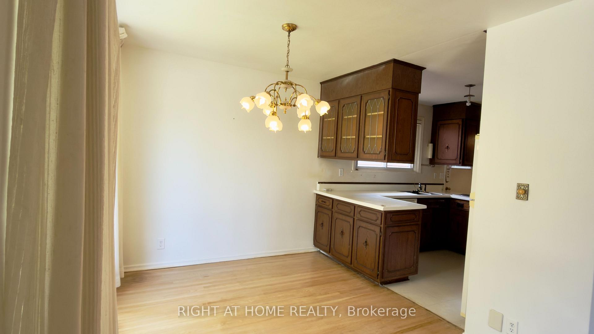 Photo 15 of 21 Mitre Place, Etobicoke, Kingsview Village-The Westway — HOMEH