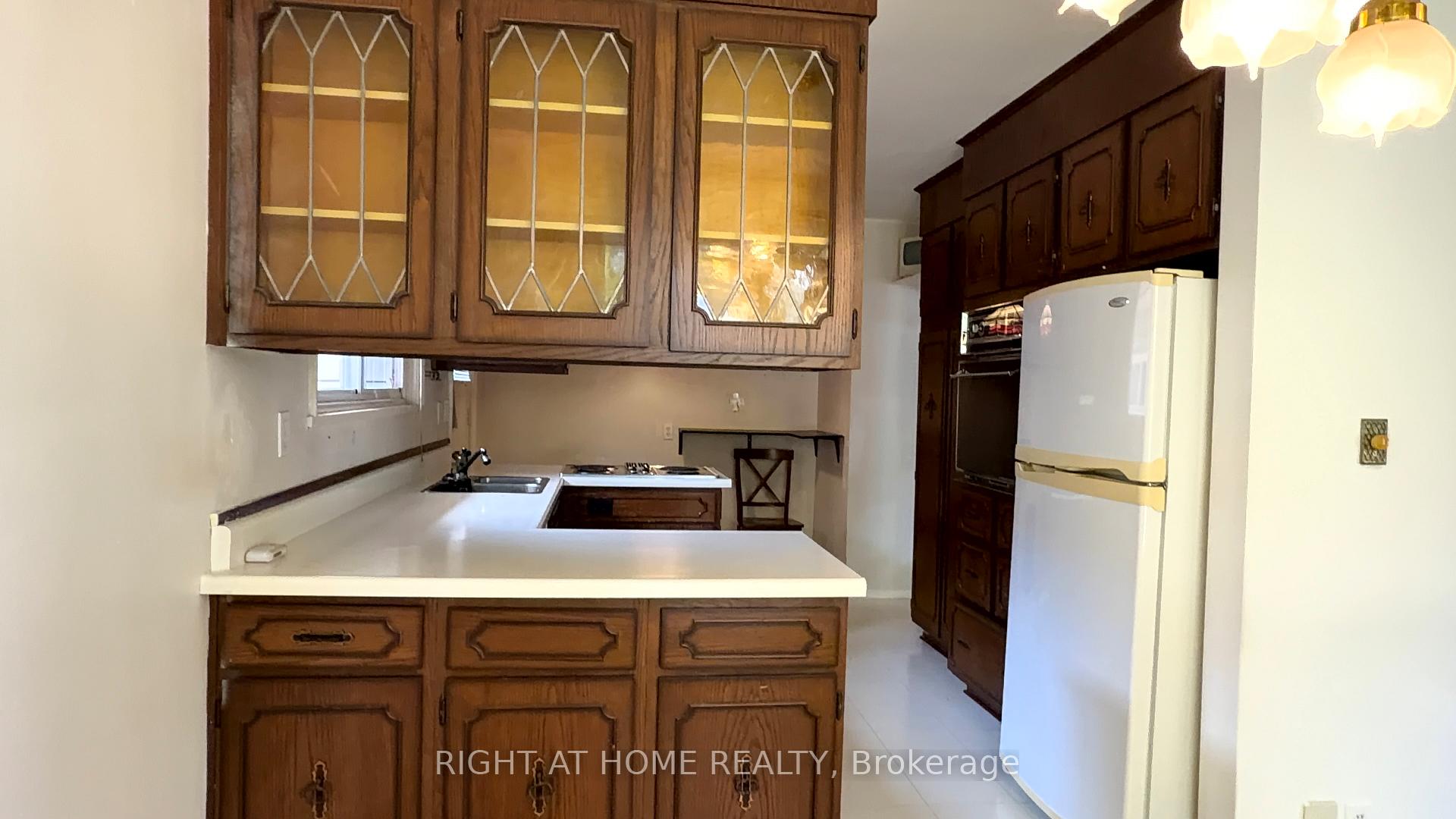 Photo 16 of 21 Mitre Place, Etobicoke, Kingsview Village-The Westway — HOMEH