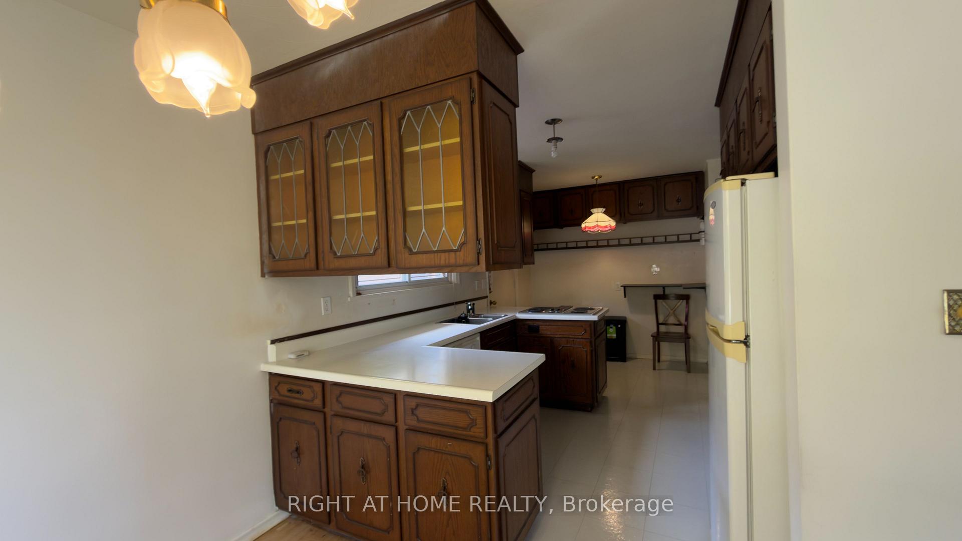 Photo 17 of 21 Mitre Place, Etobicoke, Kingsview Village-The Westway — HOMEH