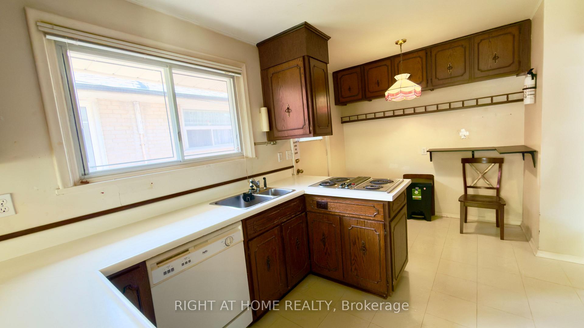 Photo 19 of 21 Mitre Place, Etobicoke, Kingsview Village-The Westway — HOMEH