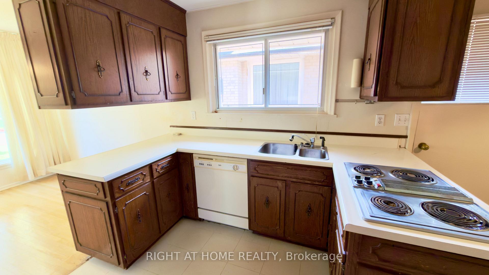 Photo 20 of 21 Mitre Place, Etobicoke, Kingsview Village-The Westway — HOMEH