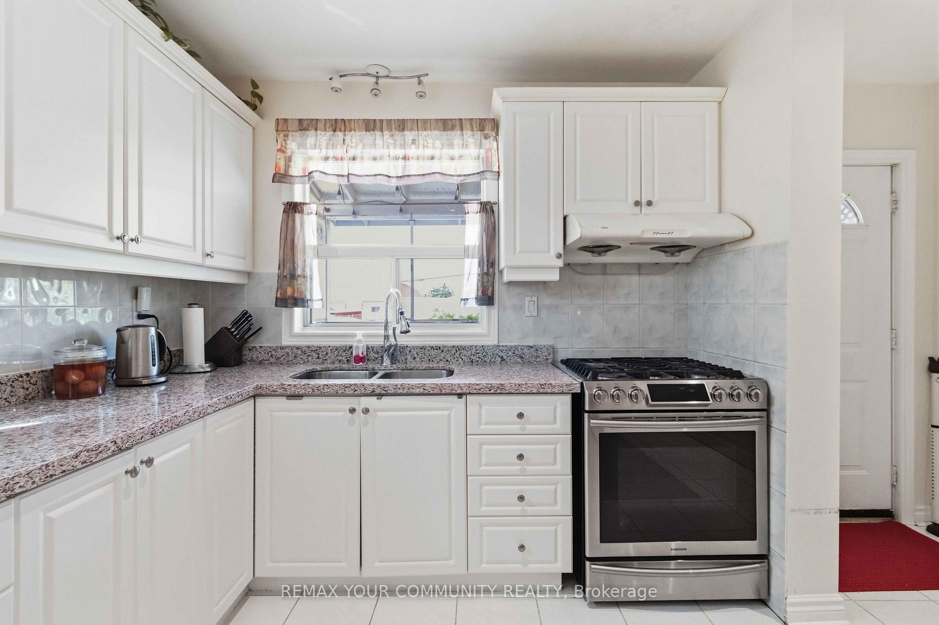 Photo 10 of 32 Kirknewton Road, Toronto, Caledonia-Fairbank — HOMEH
