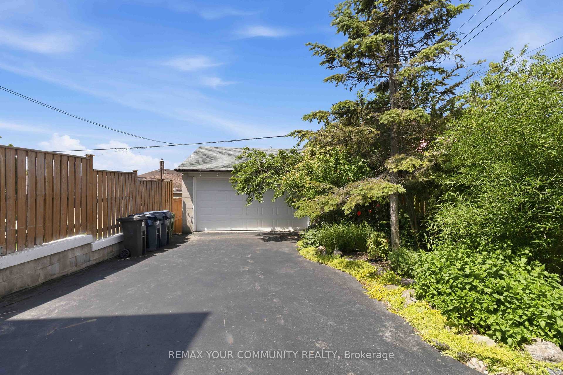 Photo 27 of 32 Kirknewton Road, Toronto, Caledonia-Fairbank — HOMEH