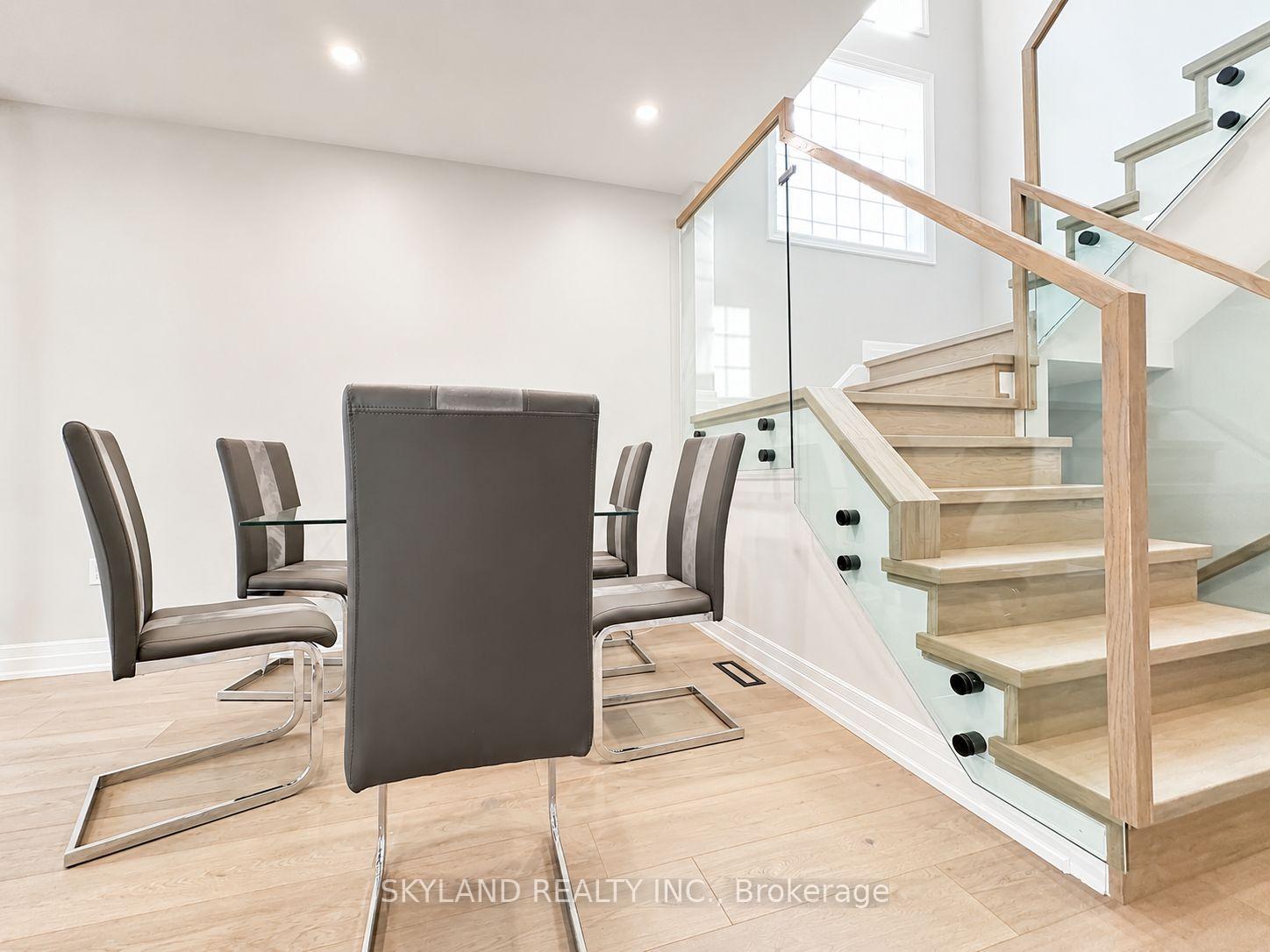 Photo 3 of 12 Silver Linden Drive, Richmond Hill, Langstaff — HOMEH