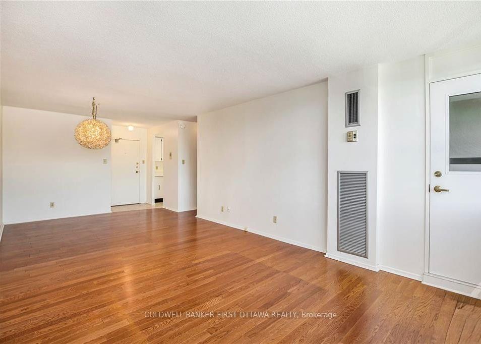 Photo 8 of Unit 510, 555 Brittany Drive, Ottawa, Viscount Alexander Park — HOMEH