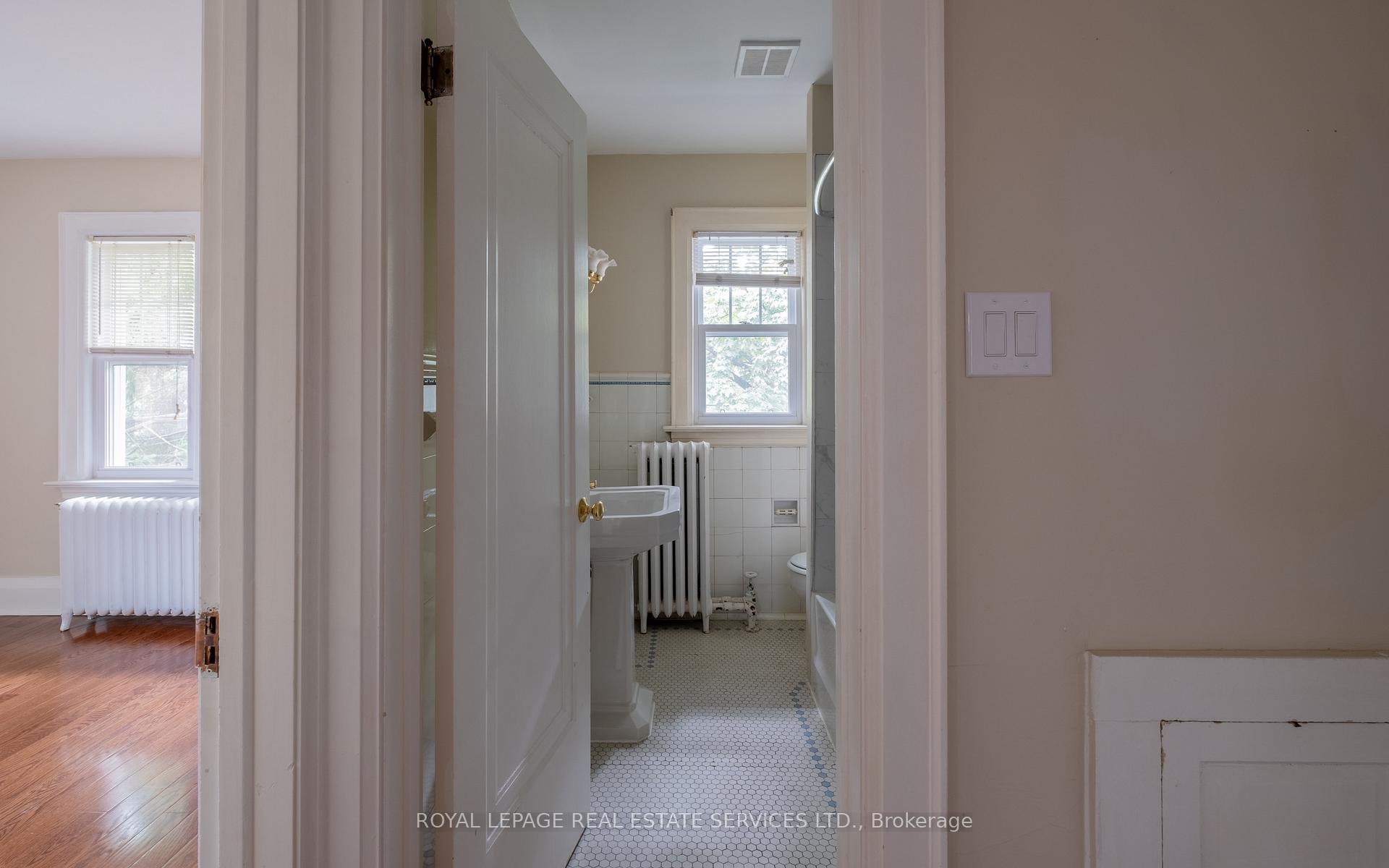 Photo 34 of 56 Ridley Boulevard, Toronto, Bedford Park-Nortown — HOMEH
