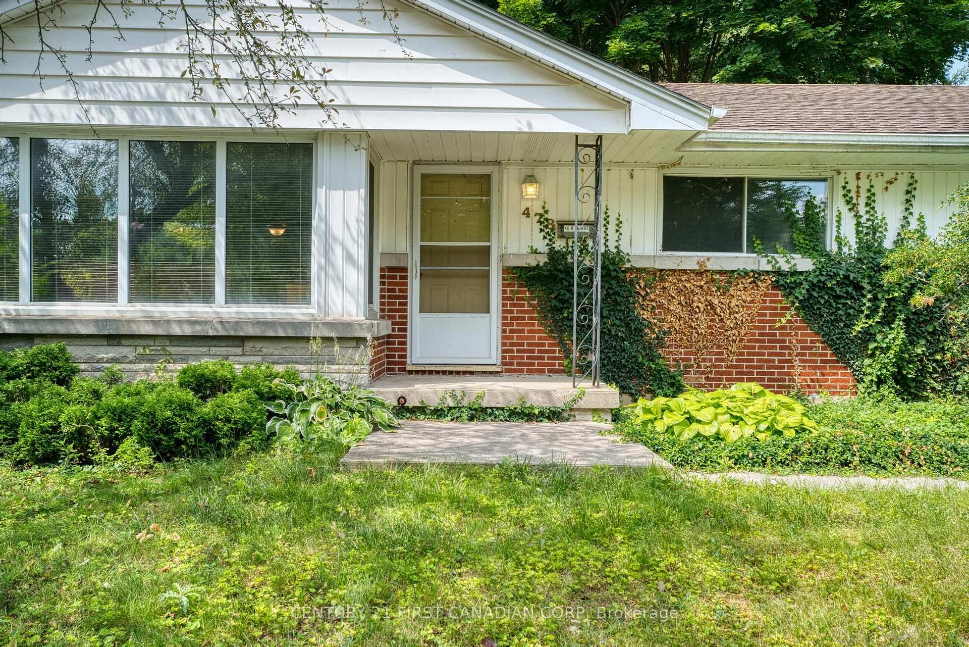 Photo 4 of 478 Coombs Avenue, London, North K — HOMEH