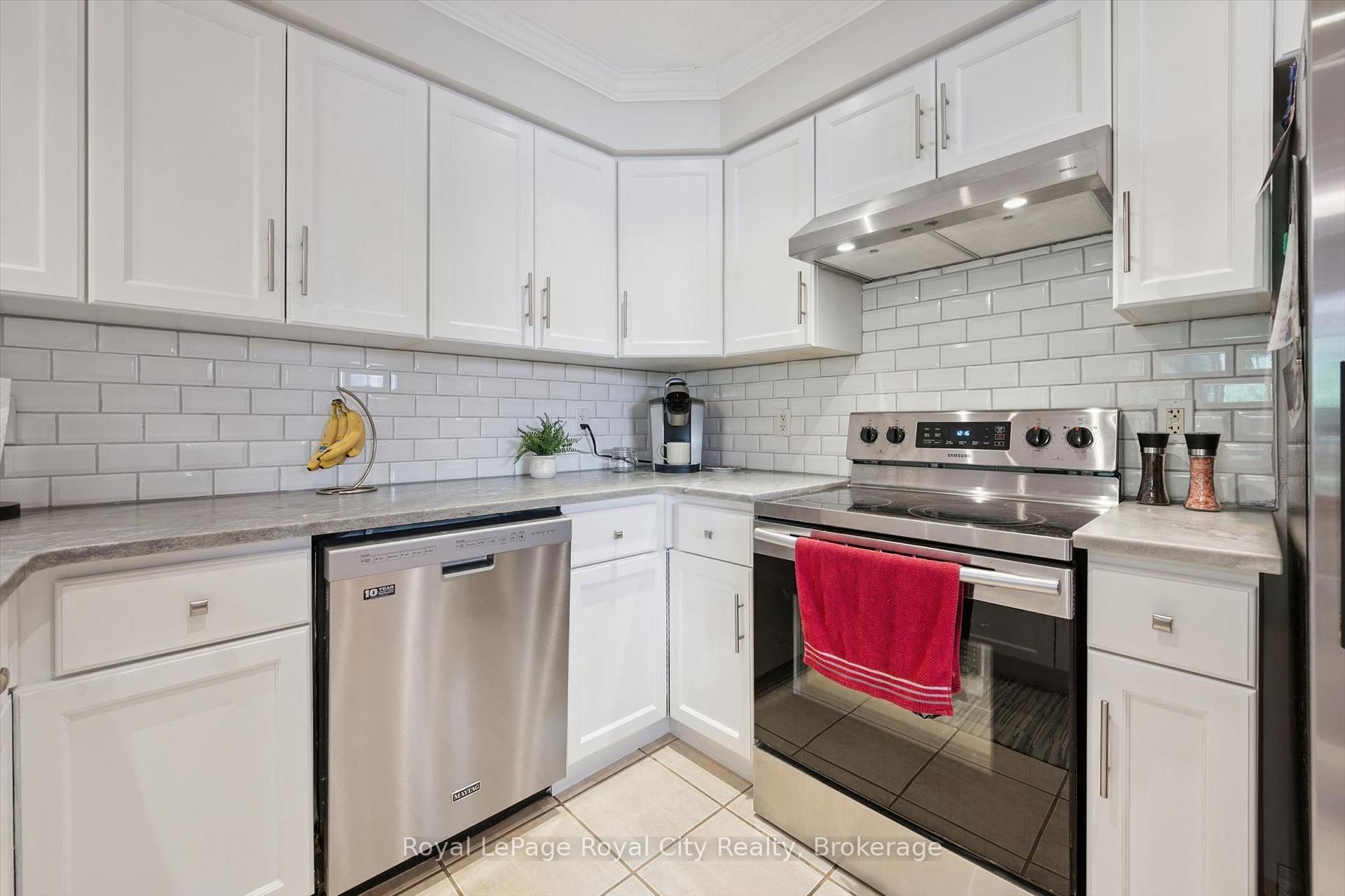Photo 8 of 220 Carrington Drive, Guelph, Kortright West — HOMEH