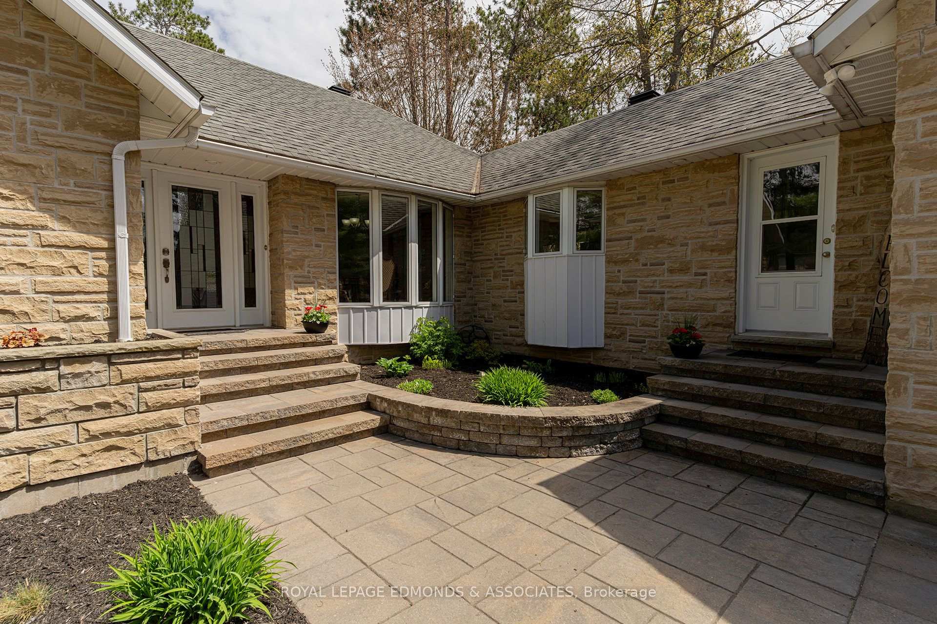 Photo 2 of 39 Selley Street, Petawawa, Petawawa — HOMEH