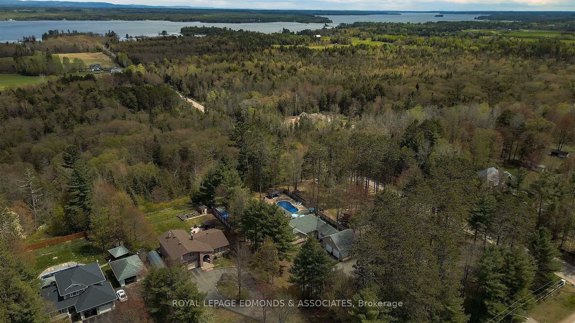 Photo 5 of 39 Selley Street, Petawawa, Petawawa — HOMEH