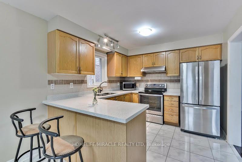 Photo 4 of 34 Ridgemore Crescent, Brampton, Fletcher's Meadow — HOMEH