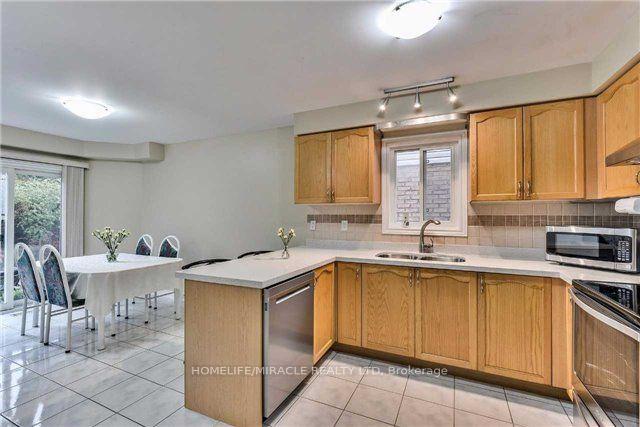 Photo 5 of 34 Ridgemore Crescent, Brampton, Fletcher's Meadow — HOMEH