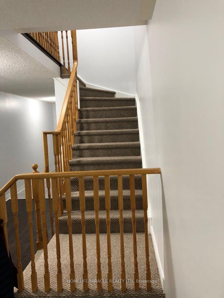 Photo 6 of 34 Ridgemore Crescent, Brampton, Fletcher's Meadow — HOMEH