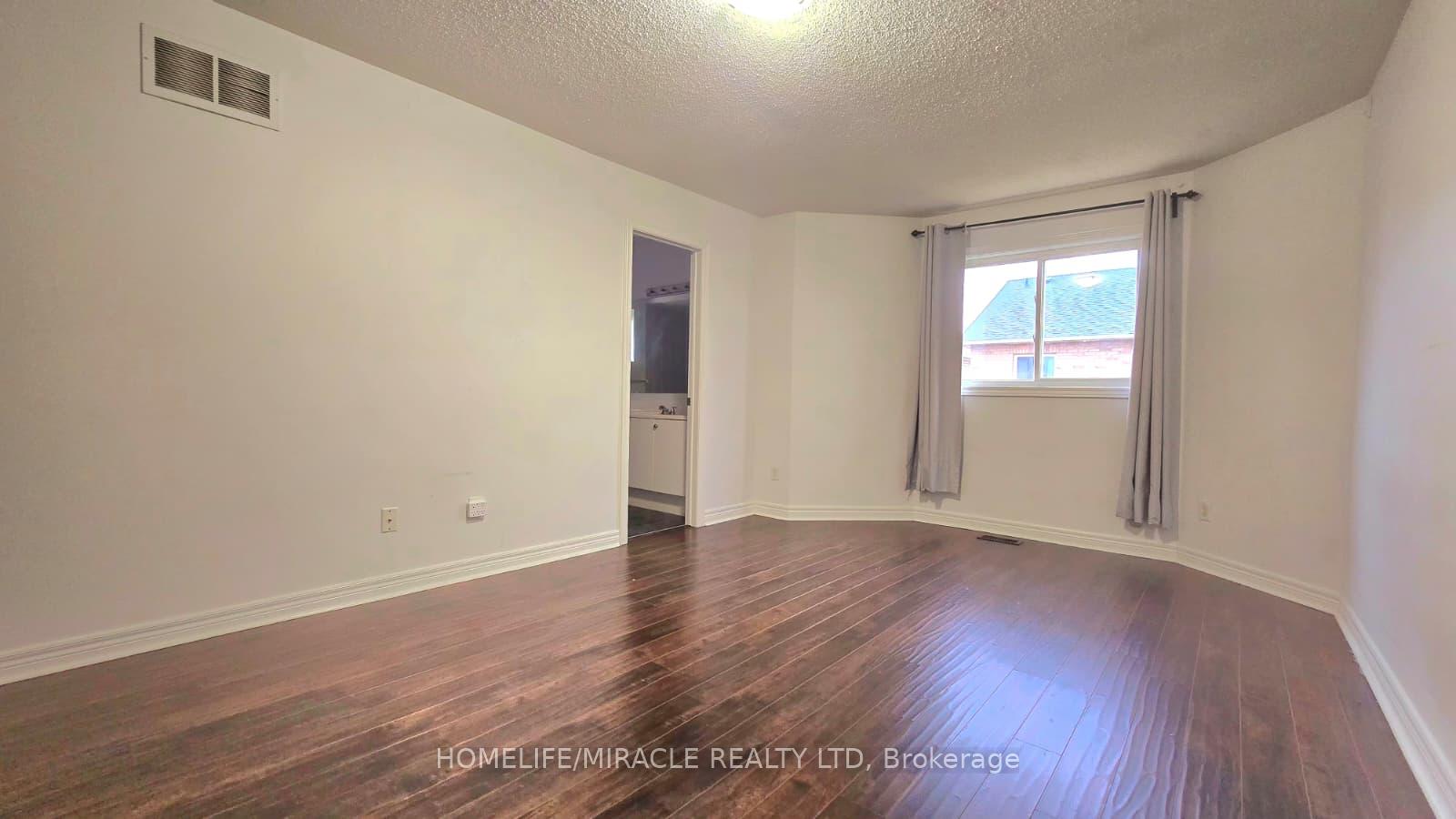 Photo 7 of 34 Ridgemore Crescent, Brampton, Fletcher's Meadow — HOMEH