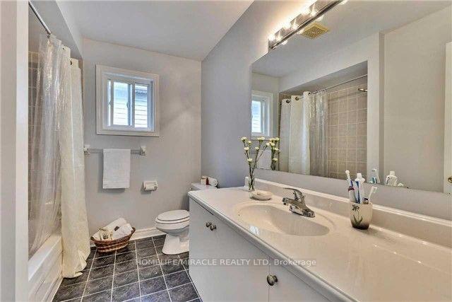 Photo 11 of 34 Ridgemore Crescent, Brampton, Fletcher's Meadow — HOMEH