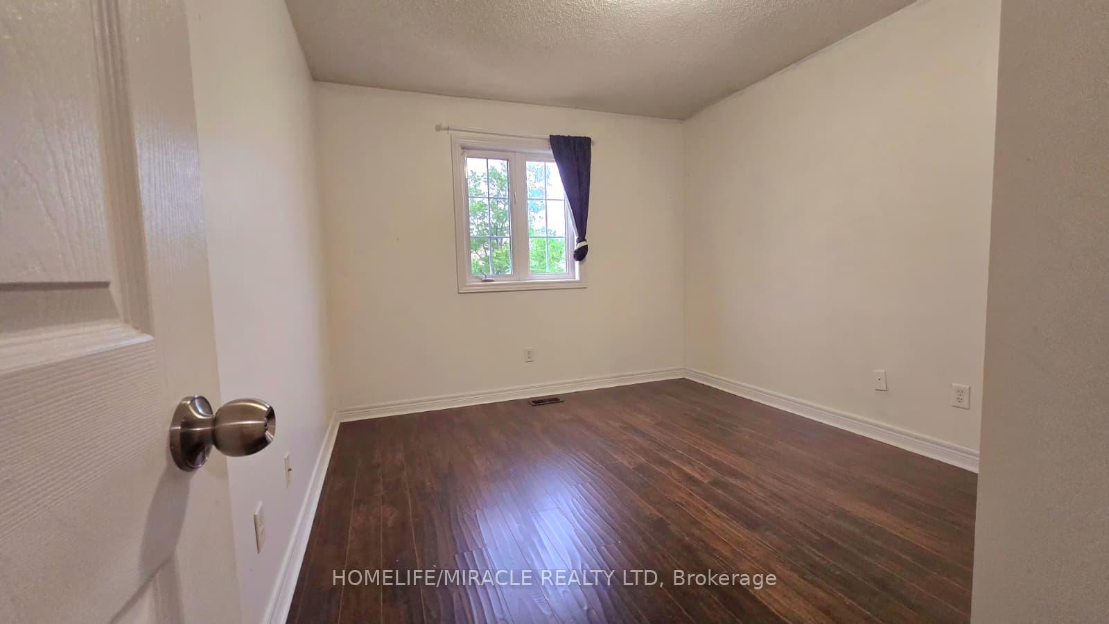 Photo 12 of 34 Ridgemore Crescent, Brampton, Fletcher's Meadow — HOMEH